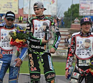 na fot. Podium XIX Memoriału Rifa Saitgariejewa. Bartosz Zmarzlik (II miejsce), Patryk Dudek (I miejsce) i Maciej Janowski (III miejsce)