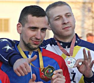 na fot. z lewej: Szymon Kowalczyk / indywidualny mistrz Polski seniorów w speedrowerze