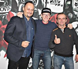 na fot. od lewej: R. Strzelczyk / prezes TŻ Ostrovia), P. Karlsson oraz W. Górski / wiceprezes TŻ Ostrovia