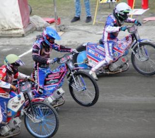 na fot. Jonas Jeppesen (kask niebieski) zaprezentował u progu sezonu wysoką formę