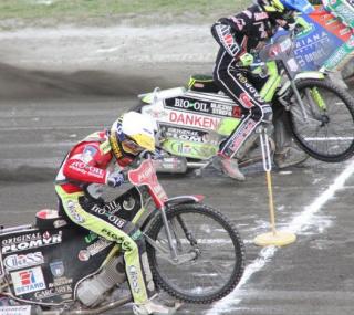 na fot. Kamil Brzozowski (kask niebieski) i Tomasz Jędrzejak (kask biały)