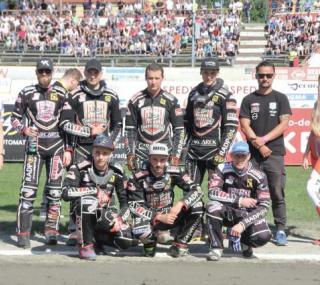 na fot.: Drużyna MDM Komputery TŻ Ostrovia, aktualny lider tabeli 2. Ligi Żużlowej.