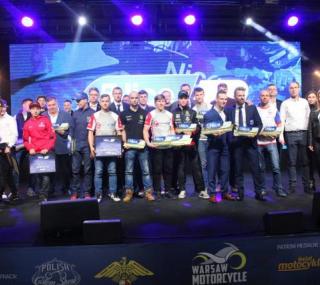 na fot. Pamiątkowe zdjęcie wyróżnionych podczas Gali 5-lecia Nice 1. LŻ