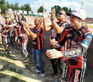 na fot.: Zespół dziękował kibicom za doping.