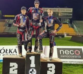 na fot. Podium MIMW. Sebastian Szostak (II miejsce), Marcin Kościelski (I miejsce), Kamil Nowacki (III miejsce) / fot. facebook Marcin Kościelski Racing