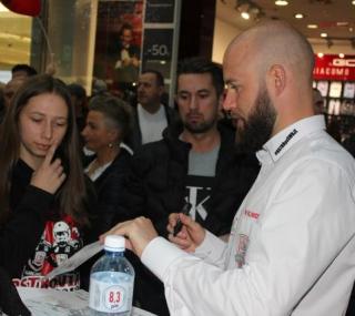 na fot.: Żużlowcy jak co roku spotkają się z kibicami w Galerii Ostrovia.