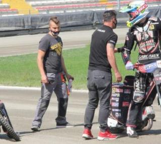 na fot. Po prawie trzech miesiącach przerwy na torze ponownie odbywają się treningi