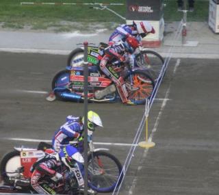 na fot.: Start do wyścigu młodzieżowego, który podwójnie wygrali ostrowianie.