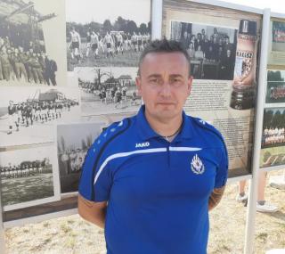 na fot.: Cezary Boros na tle wystawy historycznej na 100-lecie Pogoni.