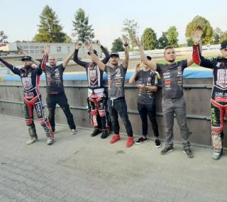 na fot.: Podziękowanie drużyny za doping kibicom.