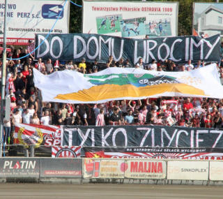 na fot. Wymowny transparent kibiców Ostrovii