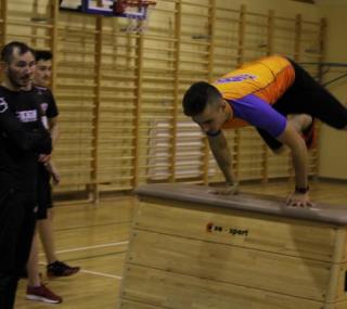 na fot.: Żużlowcy ćwiczą m.in. skoki przez skrzynie.