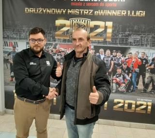 na fot.: Jakub Zborowski z Waldemarem Górskim - prezesem TŻ Ostrovia.
