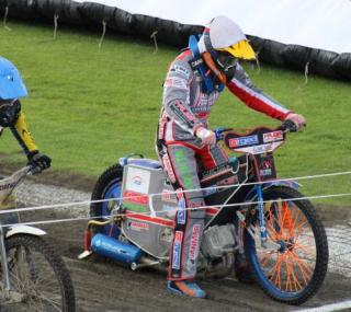 na fot.: Sebastian Szostak (kask biały) zdobył 15 punktów i 1 bonus.