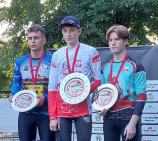 na fot. Paweł Szkudlarek na najwyższym stopniu podium Mistrzostw Polski Juniorów / fot. facebook Ostrowskie Stowarzyszenie Omega