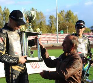 na fot: Jakub Krawczyk odbiera gratulacje od prezesa, Waldemara Górskiego