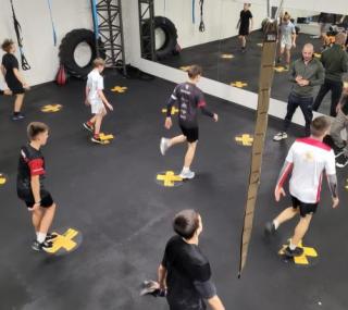 na fot.: Ostrowska młodzież trenuje na miejscu, a wkrótce wyjedzie na obóz w góry.