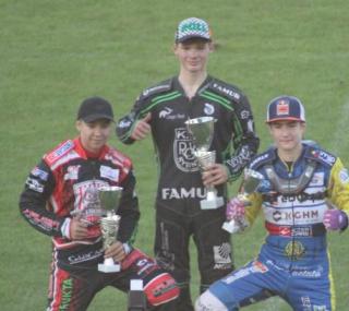 na fot.: podium wtorkowych zawodów w Ostrowie, z lewej Nikodem Łuczak