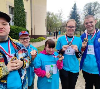 na fot. od lewej Damian Siewieja, Dominik Machowski, Malwina Świerek, Natalia Sobczak i Łukasz Moczyński, zawodnicy klubu Olimpiad Specjalnych ORW CER Tęcza w Wolicy / fot. Magdalena Kostecka / ORW CER Tęcza