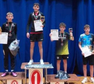 na fot.: Podium rywalizacji kadetów. Na trzecim miejscu Tymon Kokot, a na piątym Filip pioch / fot.: Materiały LKS Tajfun Ostrów