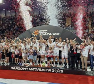 na fot. Brązowy medalista Orlen Superligi ma prawo gry w fazie grupowej Ligi Europejskiej EHF. W piątek okaże się, czy Rebud KPR Ostrovia ostatecznie z niego skorzysta
