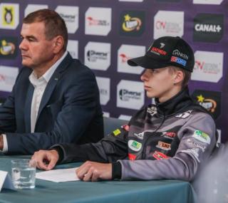 na fot.: ostrowianin, Leszek Demski – przedstawiciel Polskiego Związku Motorowego oraz Paweł Sitek – junior TŻ Ostrovia, który pojedzie z dziką kartą / FB Ostrów Wielkopolski Miasto z sercem