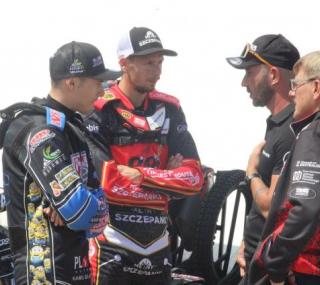 na fot.: Sebastian Szostak i Norbert Krakowiak w rozmowie ze sztabem szkoleniowym drużyny Kamilem Brzozowskim i Stanisławem Chomskim