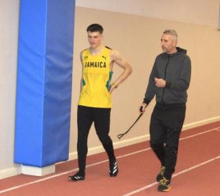 na fot.: Borys Rachuta (z lewej) – medalowa nadzieja Stali z trenerem Michałem Walczakiem.